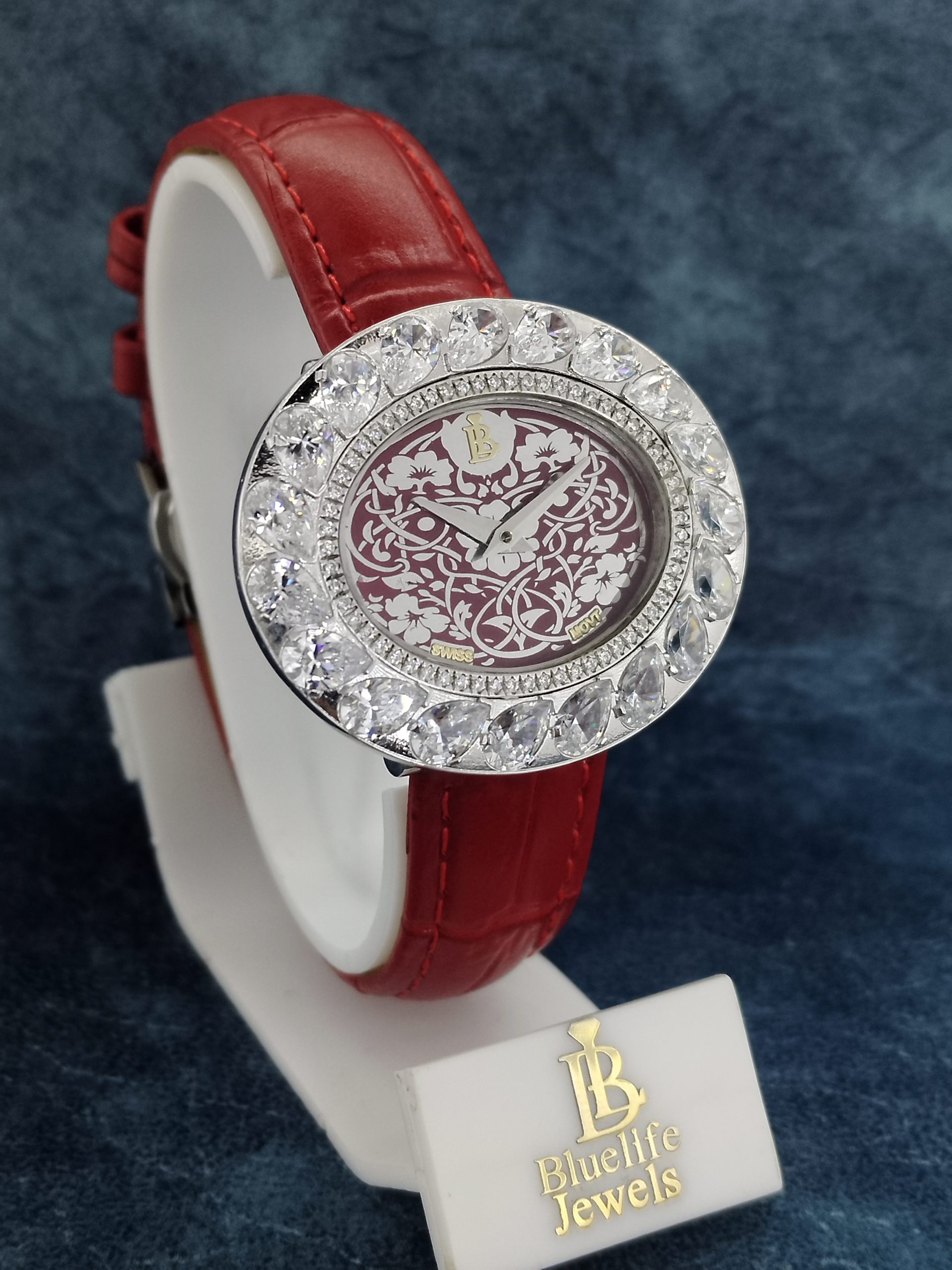 Premium diamond women’s watch with sapphire glass and elegant green dial